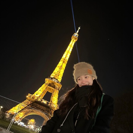 Jung Chae-yeon enjoyed her time in Paris, France. 